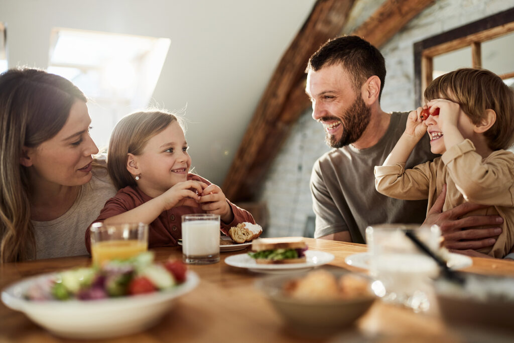Familiaris - Familjehem och Jourhem - Utredningsprocess - Familj som äter frukost